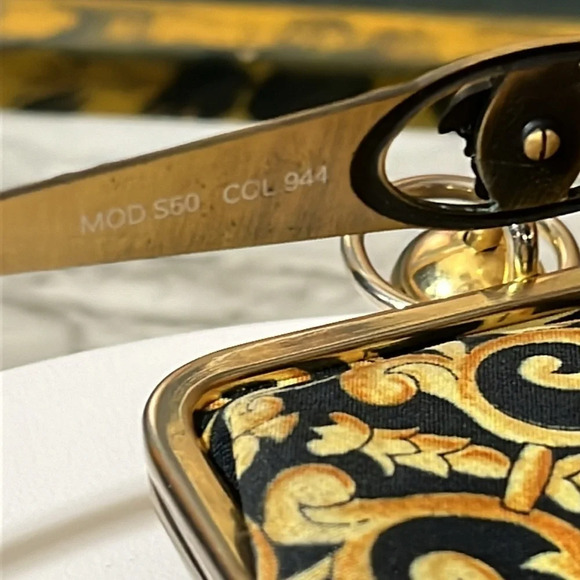 VERSACE VINTAGE UNISEX SUNGLASSES WITH CASE - Picture 10 of 17